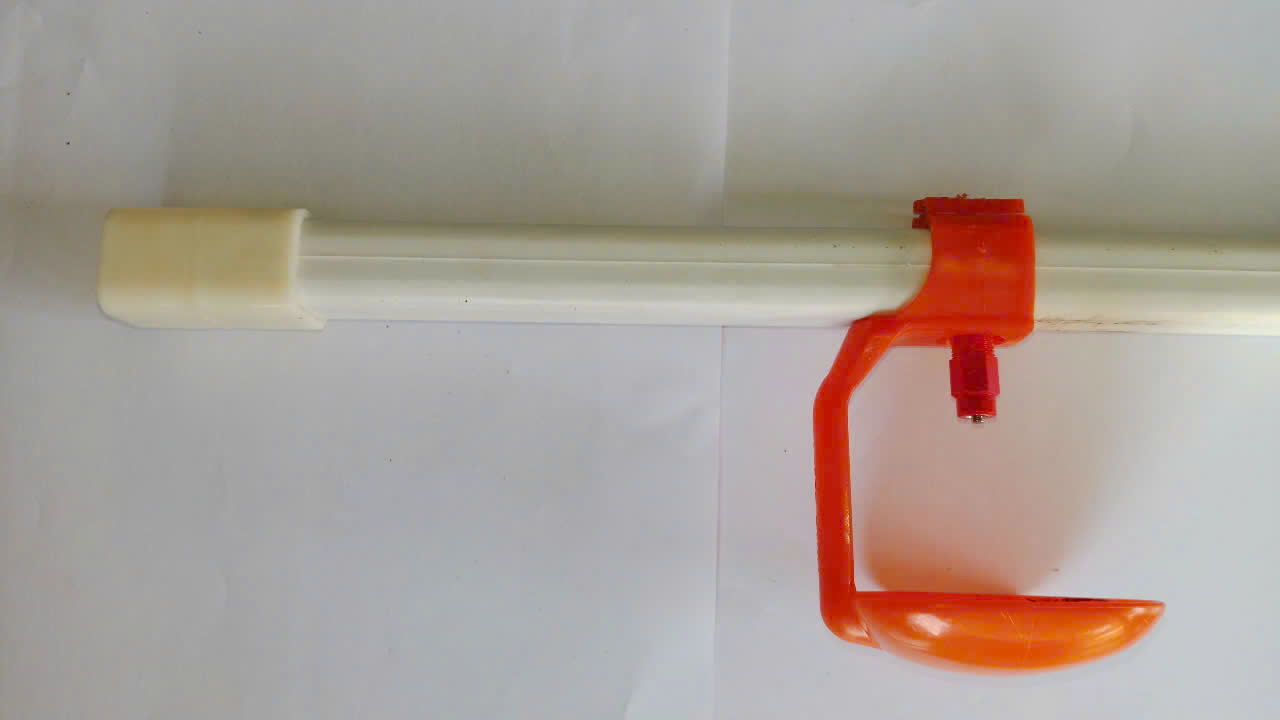 Tách uống nhựa cho gà, màu cam và đỏ sử dụng với ống nước (tách ống vuông 22 và tách ống tròn 27)