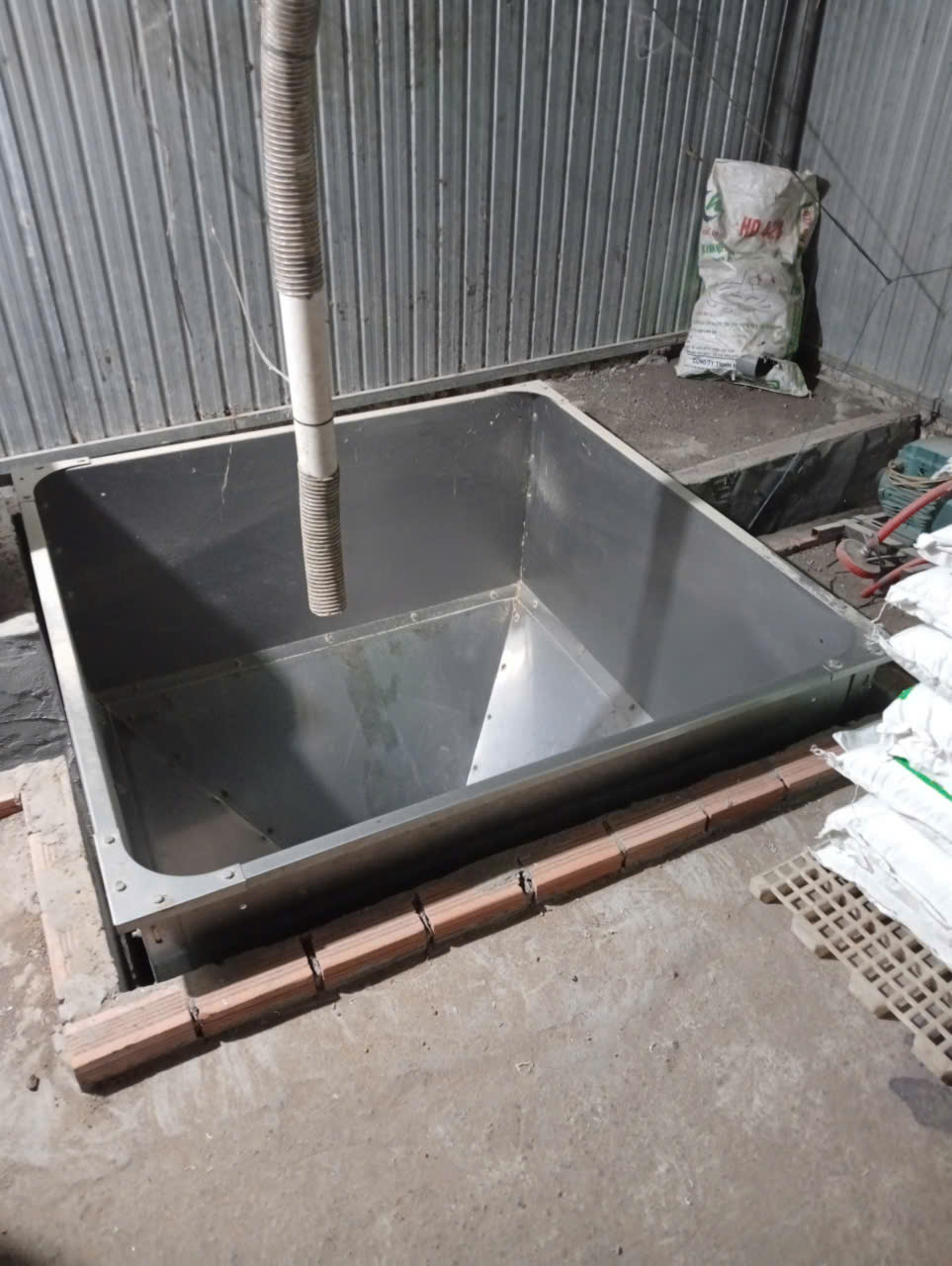 Bồn chứa cám tôn kẽm dùng cho đường ăn tự động, đường truyền cám tự động 1200-1500kg để trong kho chứa cám