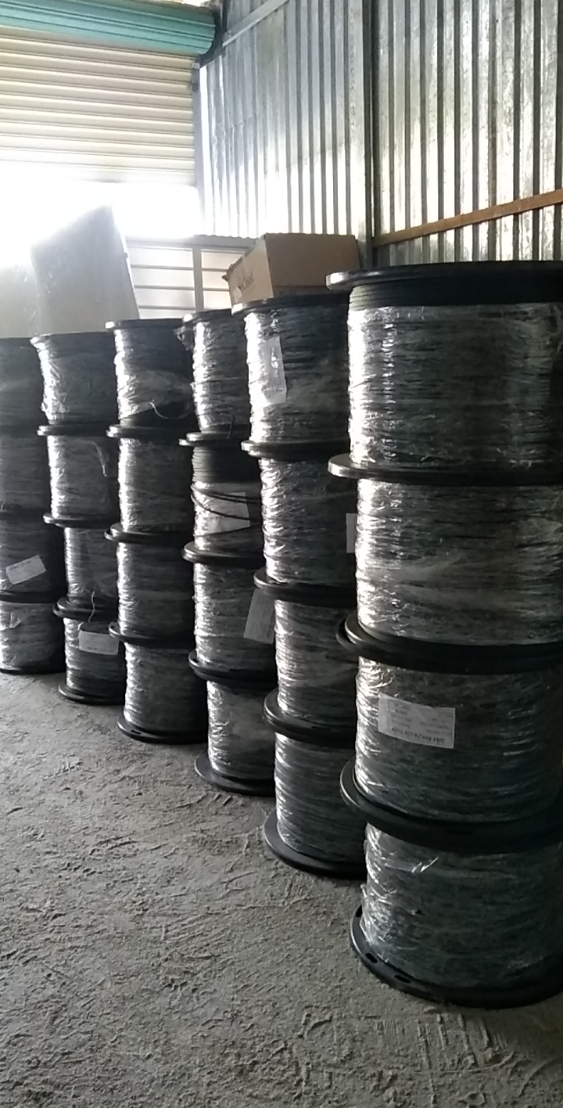 Cáp điện thoại kéo bạt trần trại chăn nuôi
