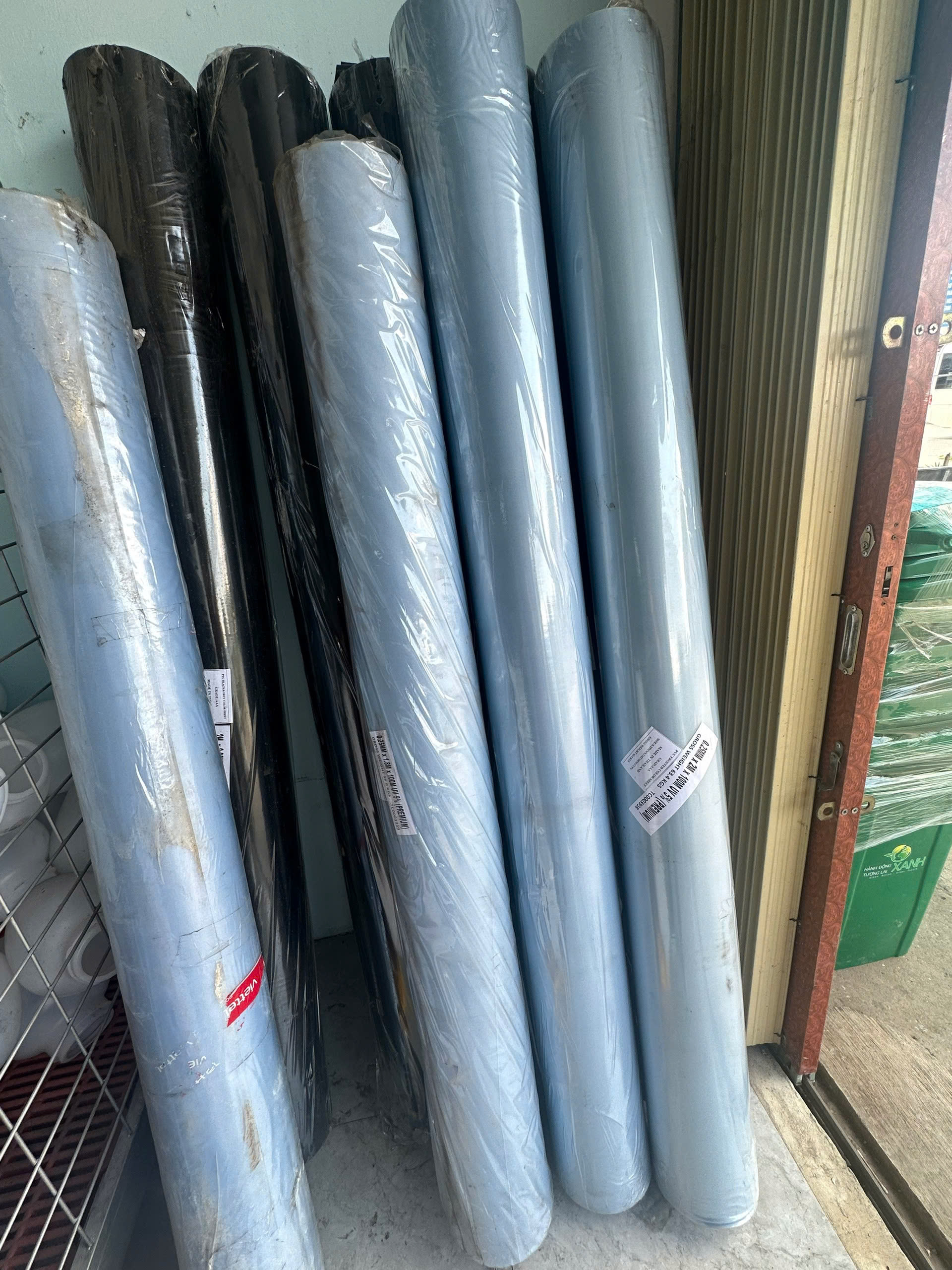 Bạt thái trắng đục dùng căng hông che nắng và lấy sáng cho trang trại 1.8x100m hoặc 2x100M
