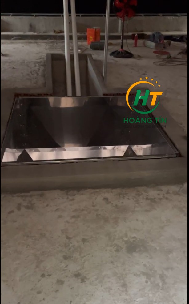 Đường ăn tự động trại vịt với 1 bồn cám truyền qua 2 trại (trại nuôi và trại úm) cho trại dài 90M