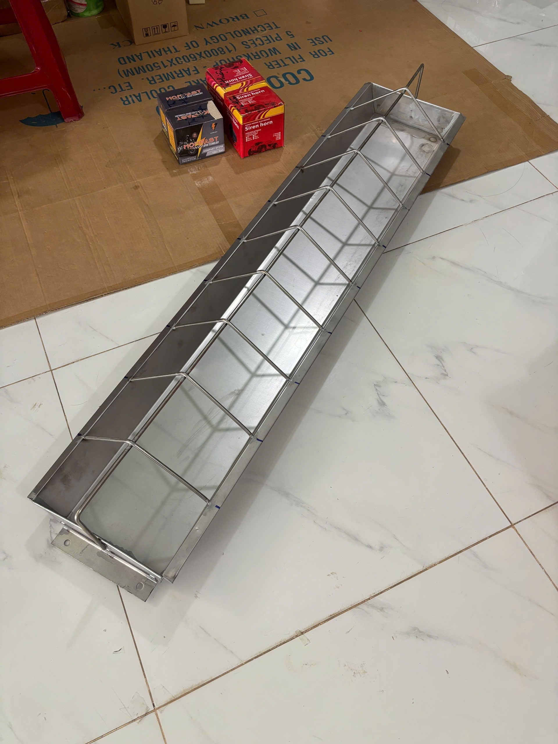 Máng Tập Ăn Heo Con Inox 430 Chia 20 Ô – Giải Pháp Giúp Heo Con Ăn Đồng Đều, Hạn Chế Hao Hụt Thức Ăn