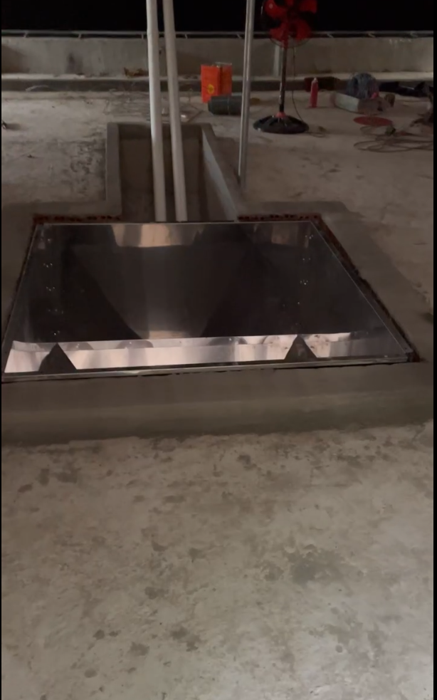Bồn chứa cám tôn kẽm dùng cho đường ăn tự động, đường truyền cám tự động 1200-1500kg để trong kho chứa cám