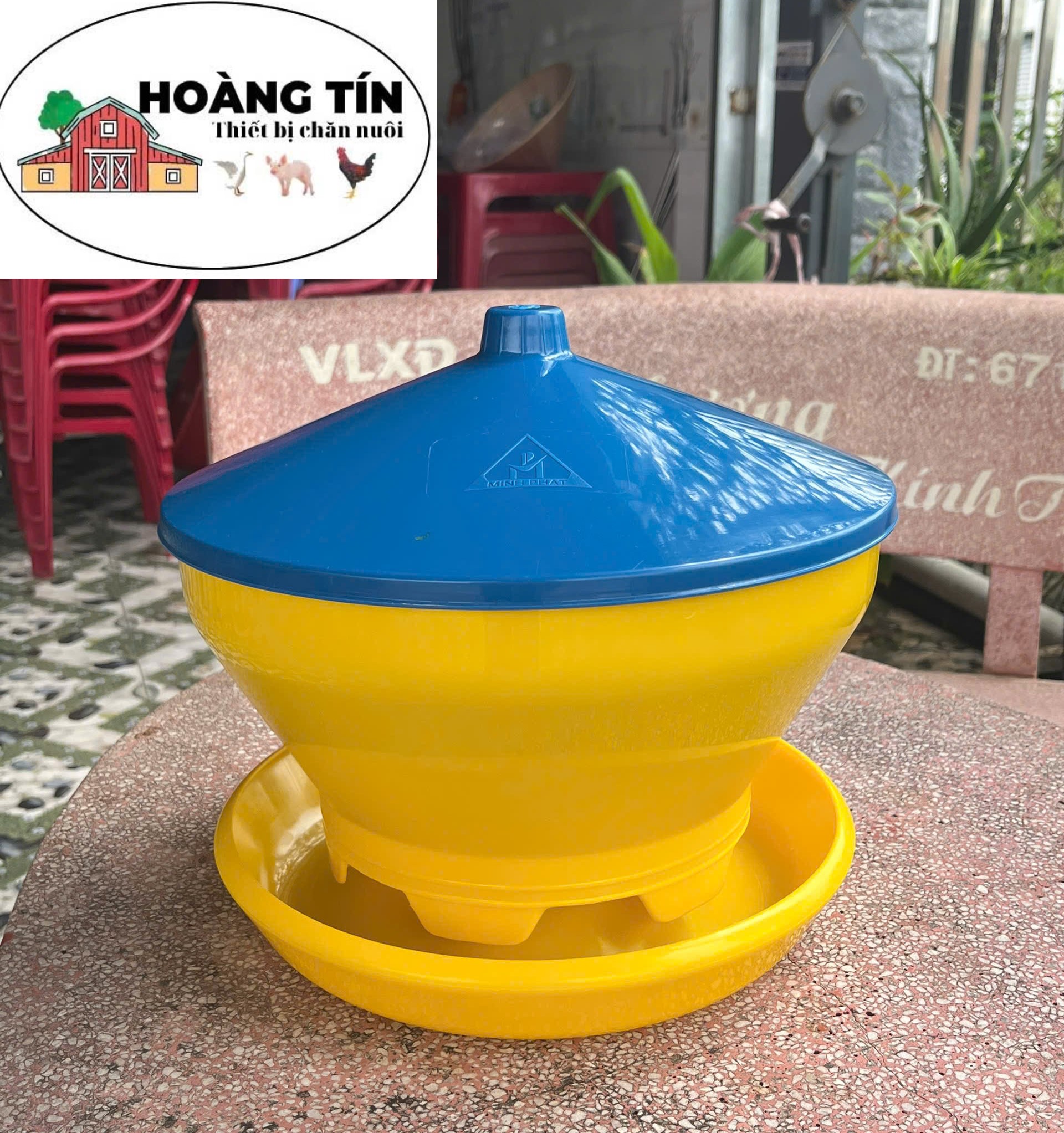 Máng ăn cho gà con có nắp