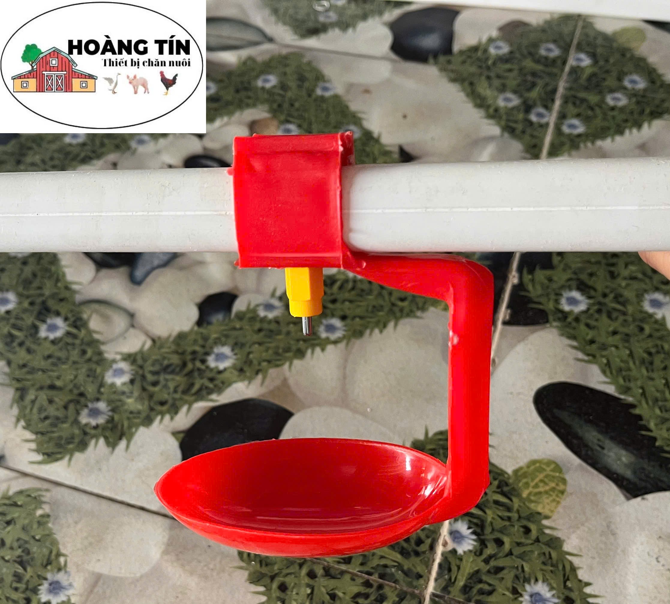 Tách uống nhựa cho gà, màu cam và đỏ sử dụng với ống nước (tách ống vuông 22 và tách ống tròn 27)