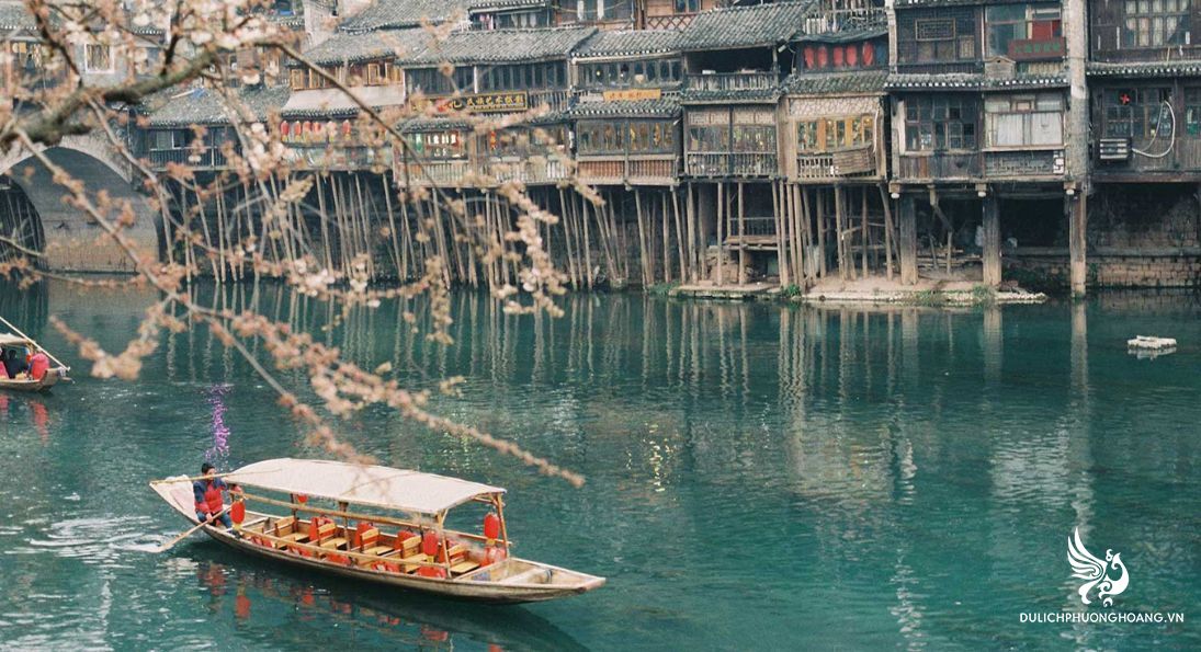 TRƯỜNG SA - PHƯỢNG HOÀNG CỔ TRẤN TRƯƠNG GIA GIỚI – THIÊN MÔN SƠN HỒ BẢO PHONG - HỒ ĐỘNG ĐÌNH
