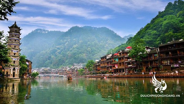 TRƯƠNG GIA GIỚI – THIÊN MÔN SƠN  –  PHƯỢNG HOÀNG CỔ TRẤN
