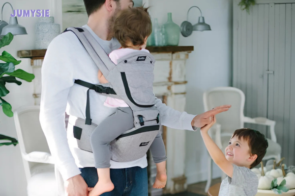 Cách địu bé 2 tháng tuổi an toàn mà bạn nên biết