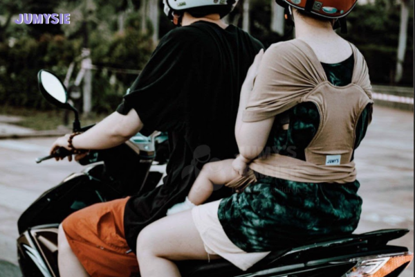 Một số những lưu ý cần thiết việc sử dụng địu em bé khi đi xe máy