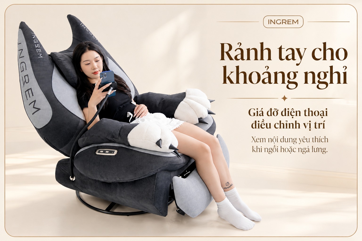 Người dùng thư giãn trên sofa INGREM với giá đỡ điện thoại đi kèm