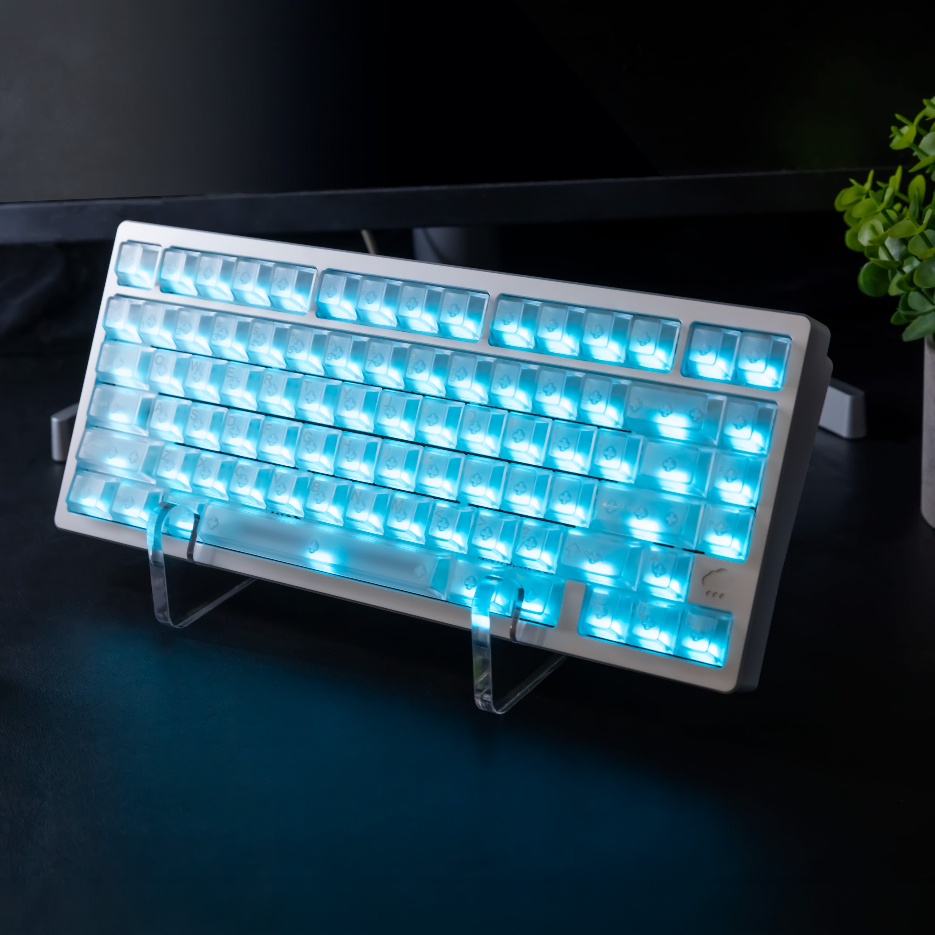 Rainy 75 Pro Mithril Silver với đèn nền xanh ngọc