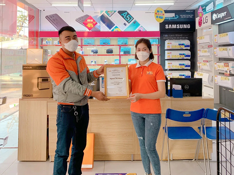 Lễ trao quà và vinh danh nhân viên 2021