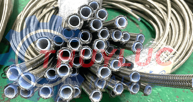 Vì Sao Phải Dùng Ống PTFE Bọc Inox Dẫn Hóa Chất Mới Đạt Chuẩn?