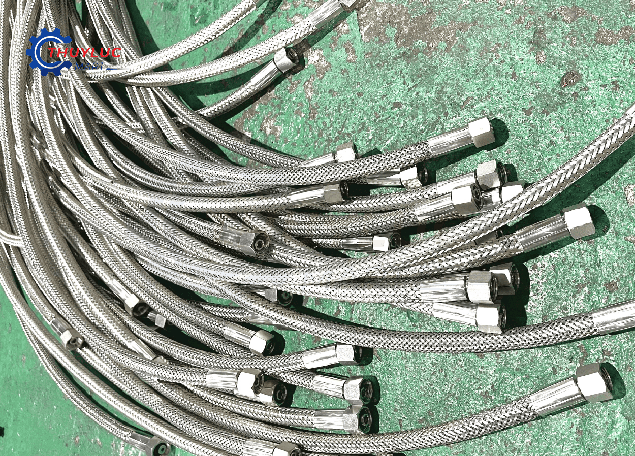 Gia công bọc lưới inox 304 cho ống mềm Sinopulse – dây bọc inox hoàn thiện, đồng trục và siết ferrule chuẩn kỹ thuật tại Thủy Lực Mart.