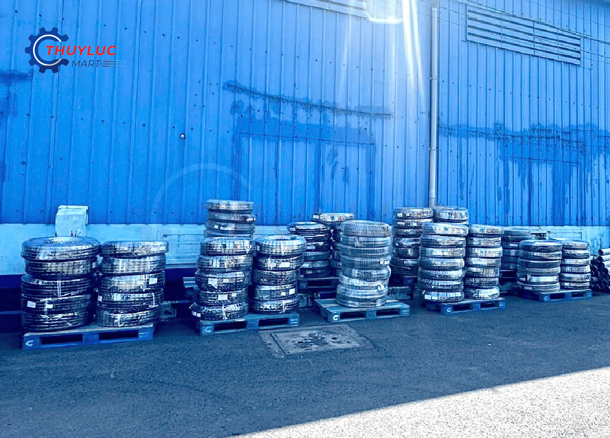 Ống thủy lực Sinopulse 2SN – 4SP – 4SH về kho số lượng lớn, chuẩn bị nhập pallet vào kho Thủy Lực Mart