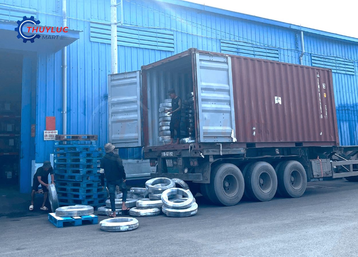 Container ống mềm Sinopulse mới cập bến – Các cuộn ống R2AT, 4SP, 4SH đang được vận chuyển xuống kho