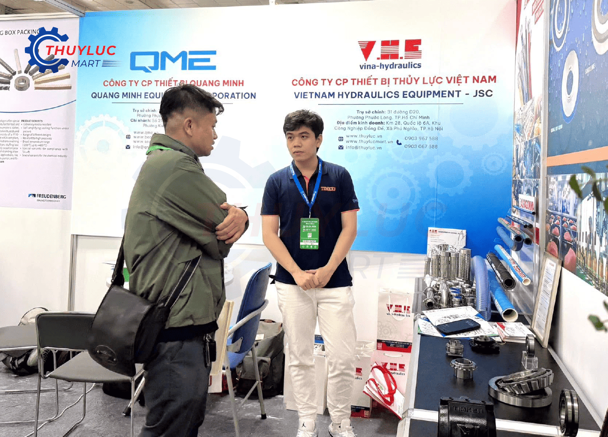 Sales kỹ thuật Thủy Lực Mart tư vấn khách hàng tại gian hàng Alfagomma