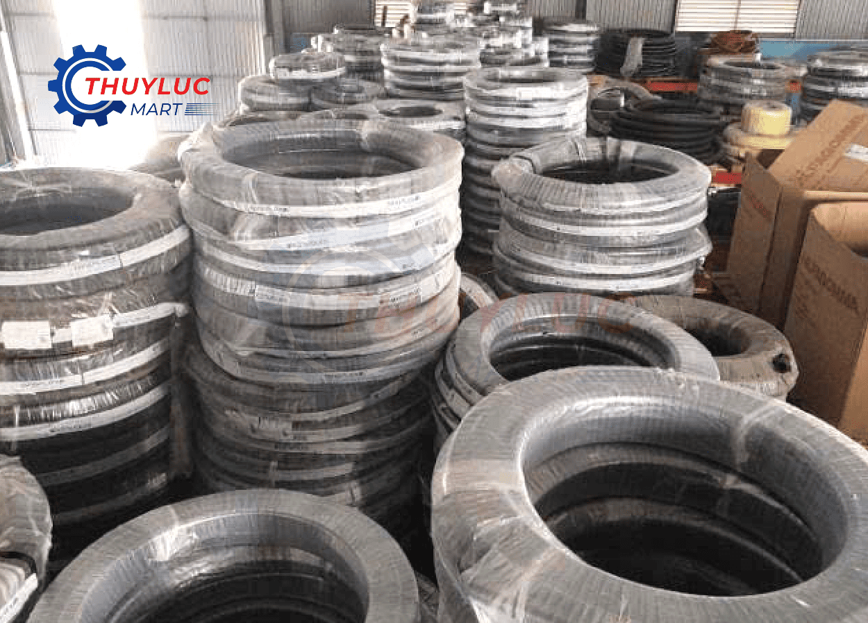 Lô ống thủy lực QingFlex Trung Quốc được đóng gói cuộn, vận chuyển container về kho Thủy Lực Mart