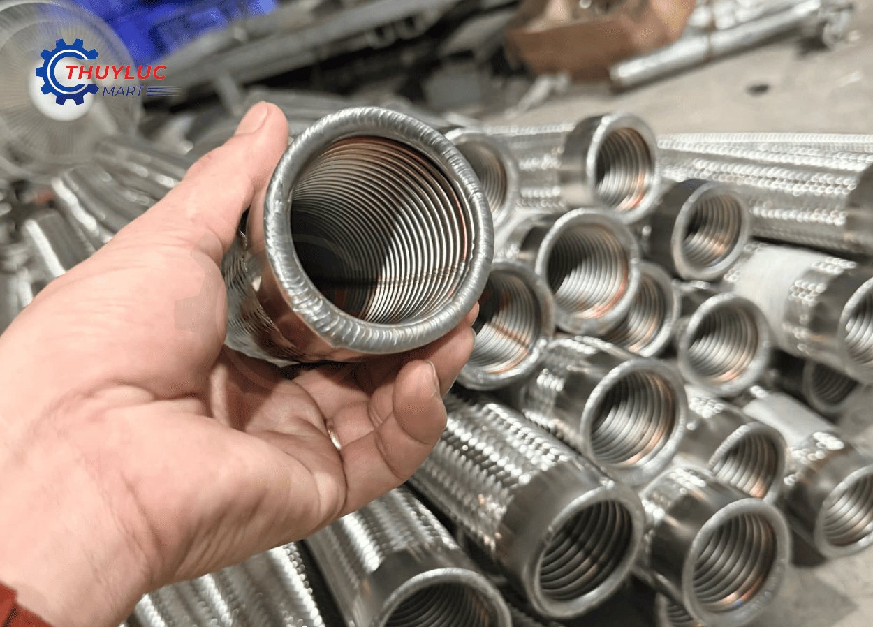 Ống mềm inox ruột gà inox 304 Thủy Lực Mart sản xuất số lượng lớn – hình cận cảnh cấu trúc ruột gà inox độ bền cao.
