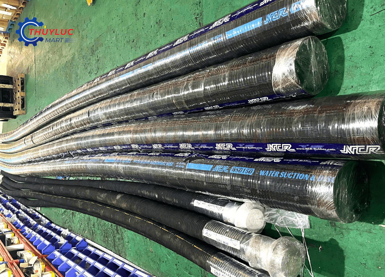 Ống cao su công nghiệp 10 inch dài 13 mét trước khi bấm đầu mặt bích PN16 tại xưởng Thủy Lực Mart HCM