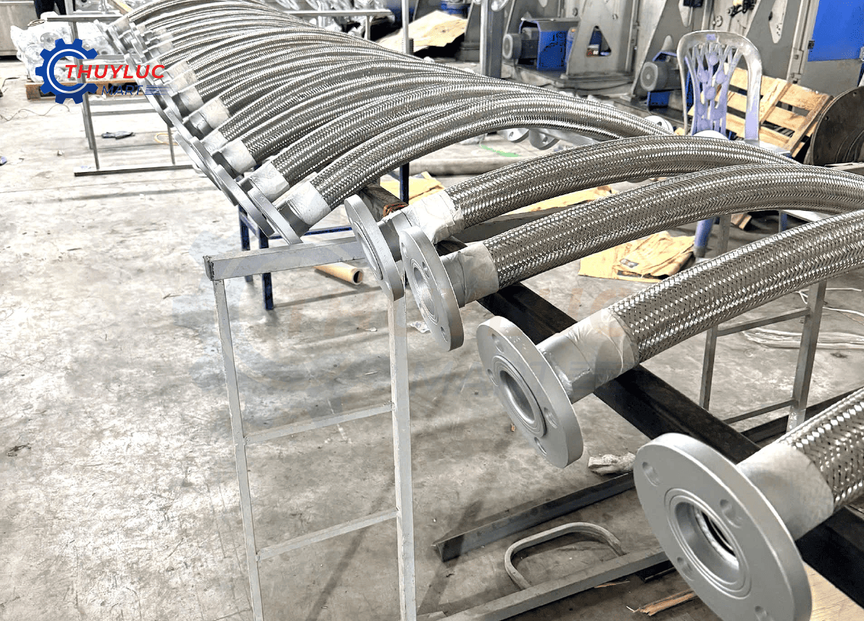 Khớp nối mềm inox 2 inch hàn 2 đầu bích JIS 10K tại xưởng Thủy Lực Mart – hình thực tế kiểm tra trước khi giao hàng