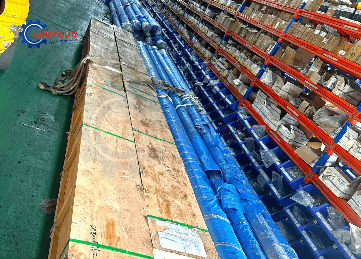 Cận cảnh đầu ống đúc thép carbon không hàn, thành ống đồng đều, phù hợp gia công xi lanh và hệ thống thủy lực áp suất cao