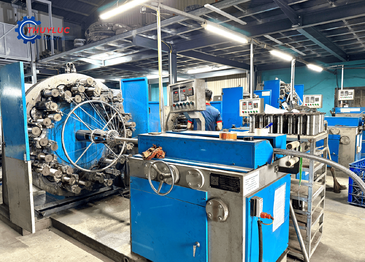 Hệ thống máy đan ống lưới inox tại xưởng Thủy Lực Mart ở Hà Nội