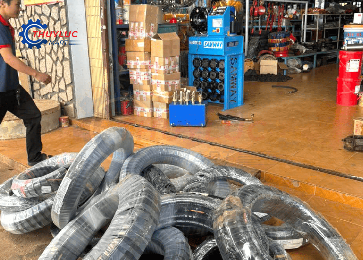 Cuộn ống thủy lực 2 lớp và 4 lớp cung cấp cho cửa hàng bấm ống thủy lực tại Gia Lai