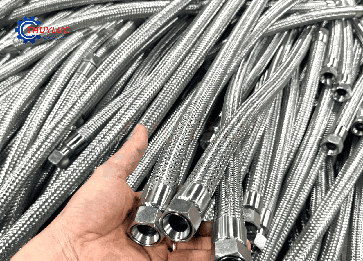 Dây ống mềm inox bọc lưới inox 304 với đầu nối inox gia công chuẩn JIS – sản phẩm Thủy Lực Mart sản xuất hàng loạt.