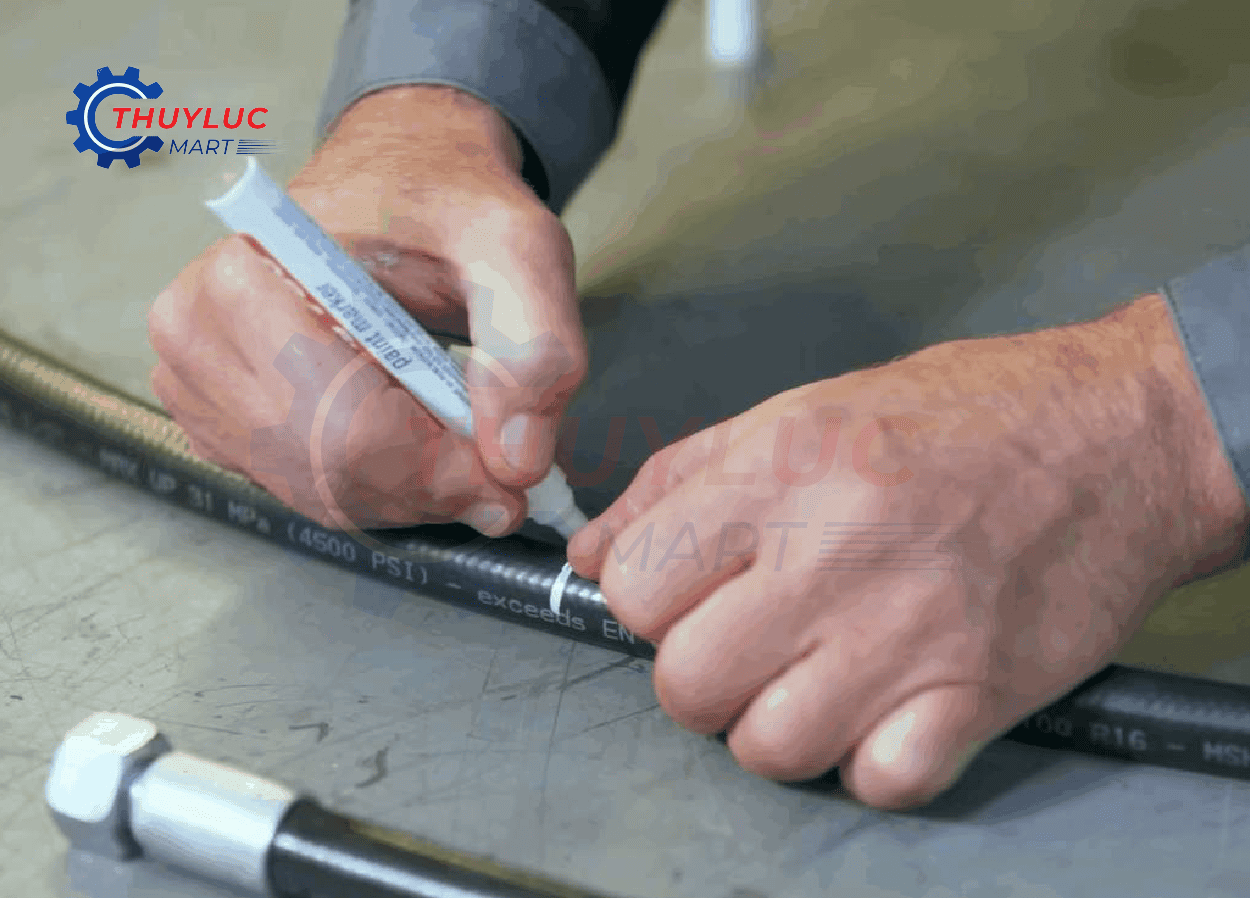 Đánh dấu vị trí cắt trên ống thủy lực giúp vết cắt thẳng và vuông góc trục ống