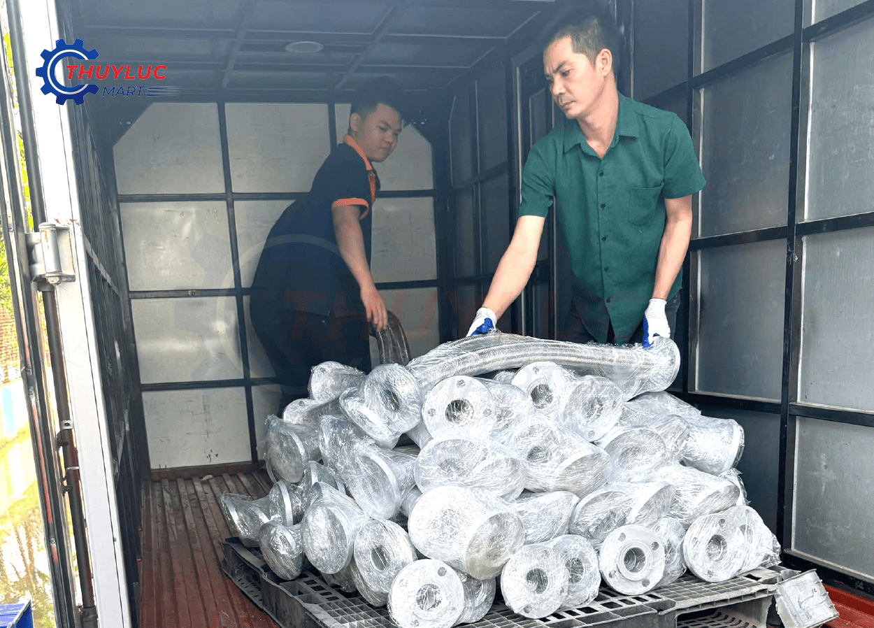 Bốc dỡ khớp nối mềm inox DN50 từ xe tải – 80 sợi chuẩn bị giao cho dự án nhà máy.