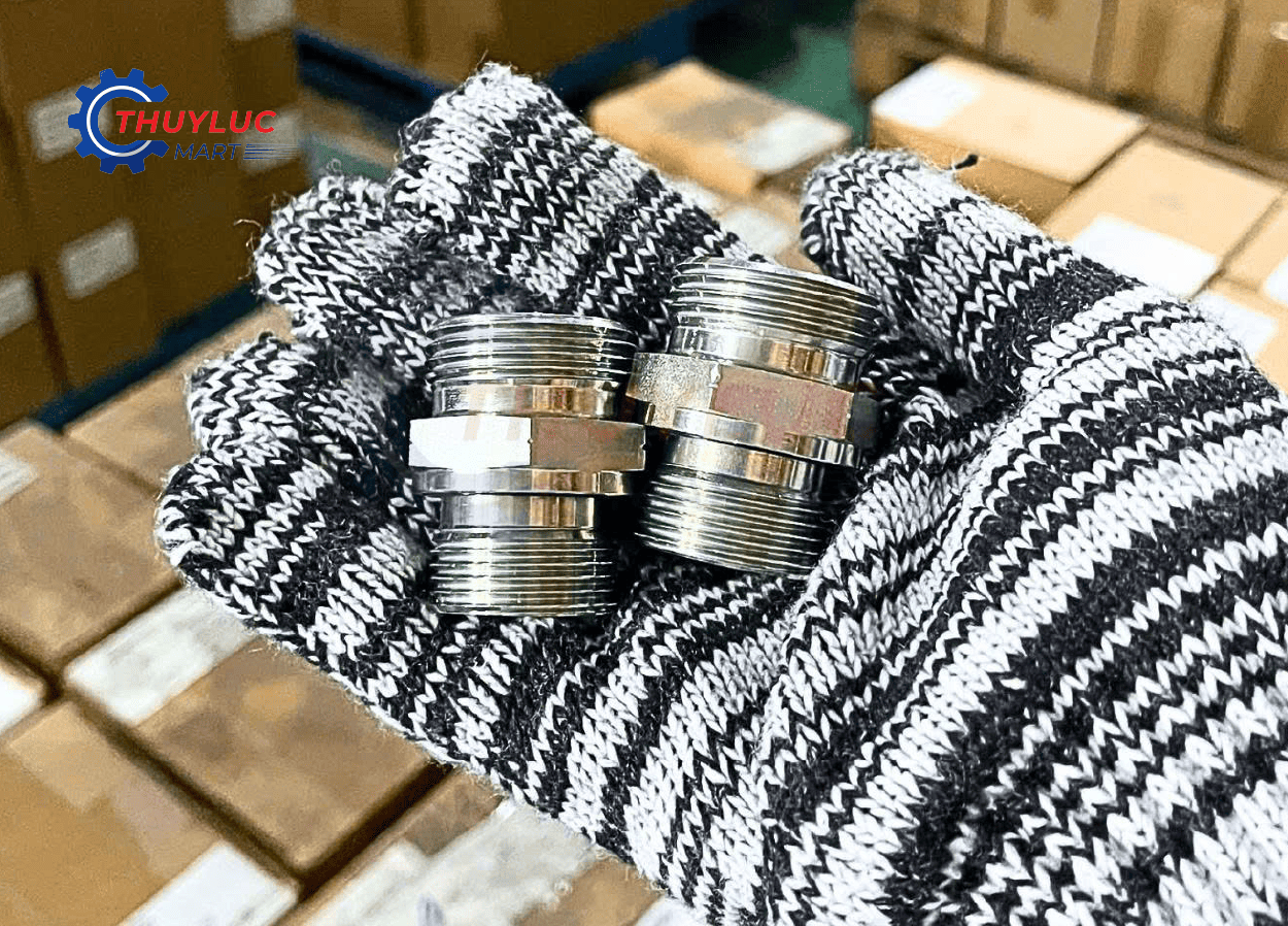 Cận cảnh đầu nối thủy lực SINOPULSE ren ngoài bằng thép mạ, gia công chính xác, dùng cho hệ thống ống mềm thủy lực áp cao