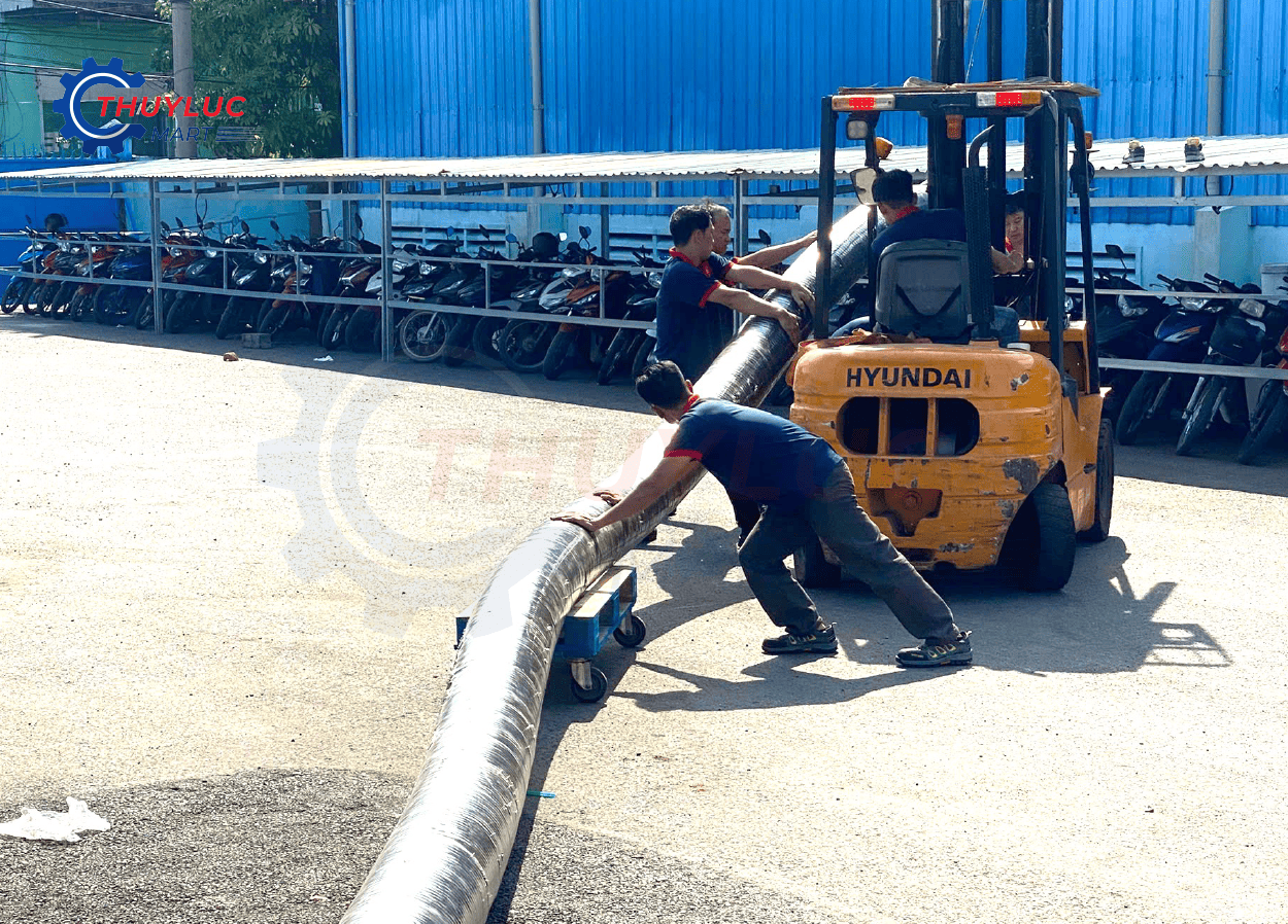 Nhân viên Thủy Lực Mart vận chuyển ống 10 inch dài 13 mét chuẩn bị đưa vào máy bấm ống cỡ đại
