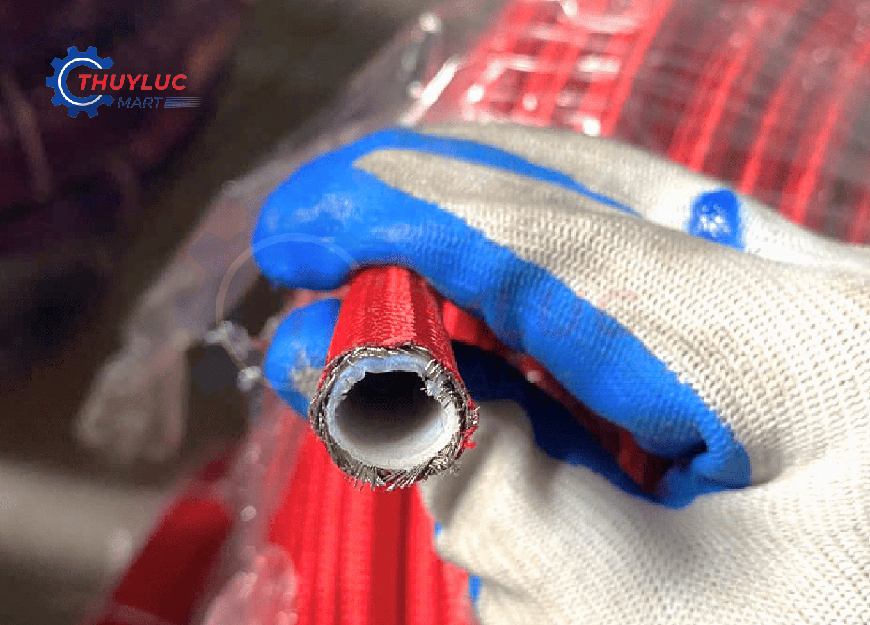 So sánh ống teflon bọc bố vải đỏ và xanh, cấu trúc lõi PTFE và lớp bảo vệ bên ngoài