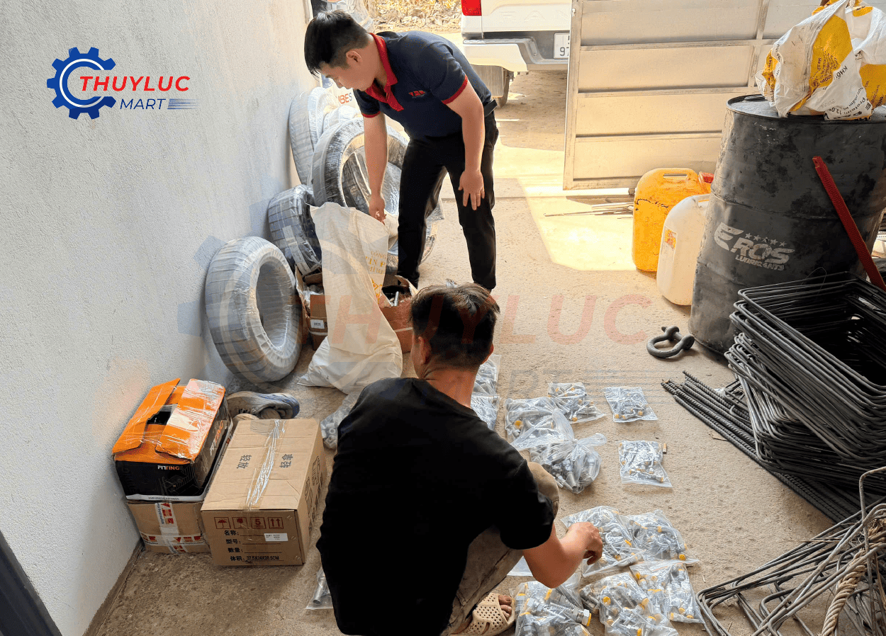 Kỹ thuật viên kiểm tra số lượng đầu nối thủy lực khi bàn giao cho khách tại trạm bấm ống Đồng Nai