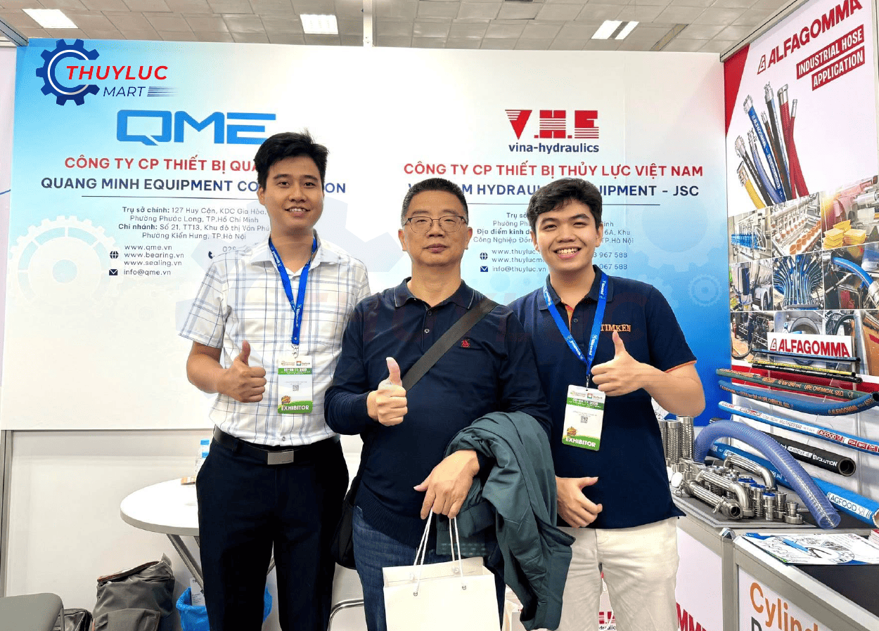 Đại diện kỹ thuật Thủy Lực Mart cùng khách hàng tại gian hàng Alfagomma – Vietfood 2025, giới thiệu giải pháp ống và phụ kiện vệ sinh đạt chuẩn FDA – 3A – DIN.