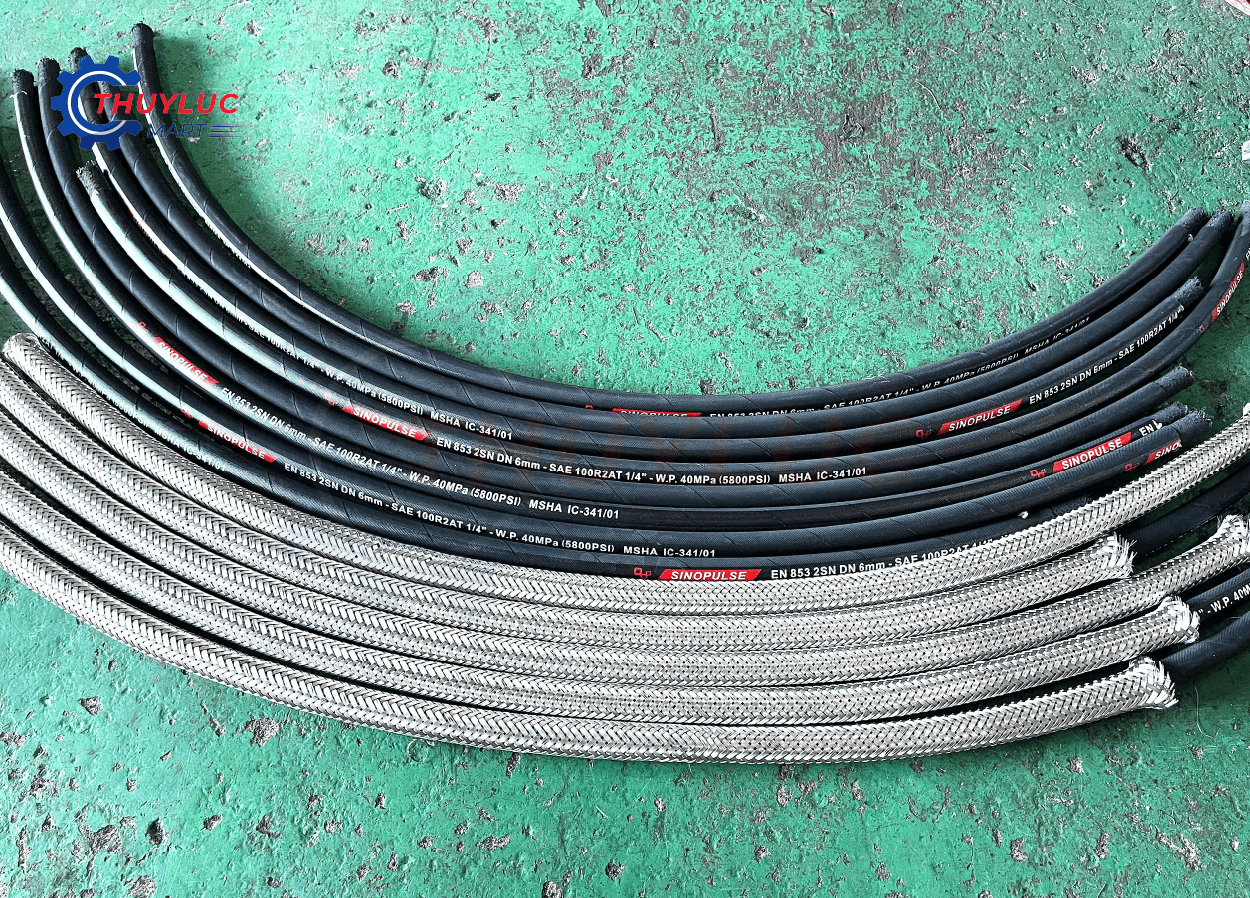So sánh ống mềm Sinopulse trước và sau khi bọc lưới inox – giải pháp tăng độ bền, giảm mài mòn cho dây dầu và hệ thống thủy lực.
