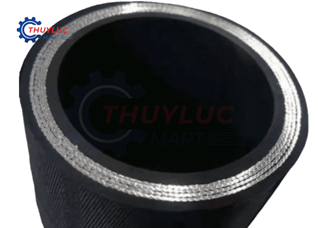 Mặt cắt ống thủy lực thép bện cho thấy lớp dây thép đan chéo bao quanh lõi cao su, giúp kiểm soát giãn nở và tăng độ linh hoạt khi vận hành.