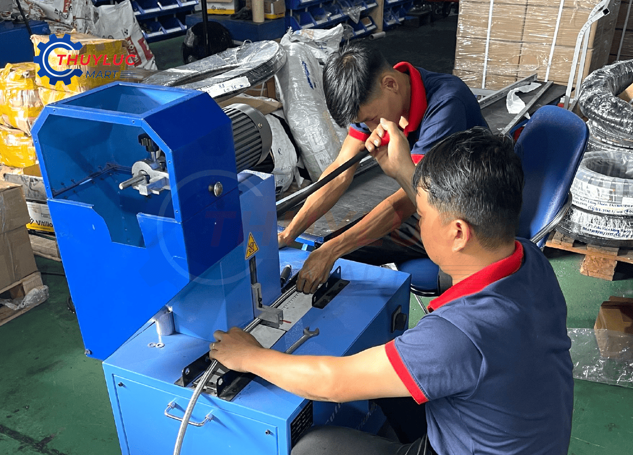 Cắt ống thủy lực bằng máy cắt chuyên dụng tại xưởng để đảm bảo độ vuông và an toàn kỹ thuật