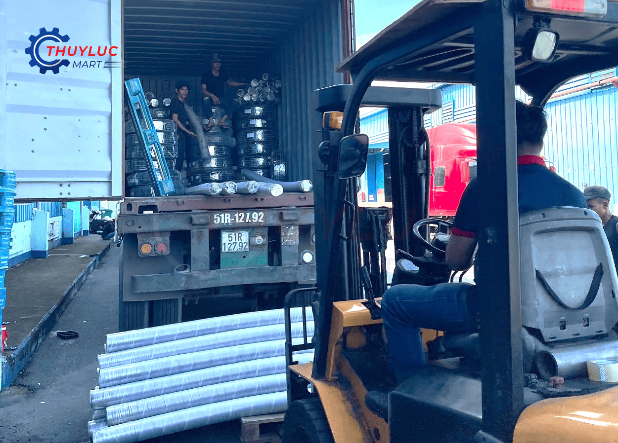 Dỡ hàng ống thủy lực Sinopulse từ container – Nhập lô lớn phục vụ các công trình và hệ thống thủy lực