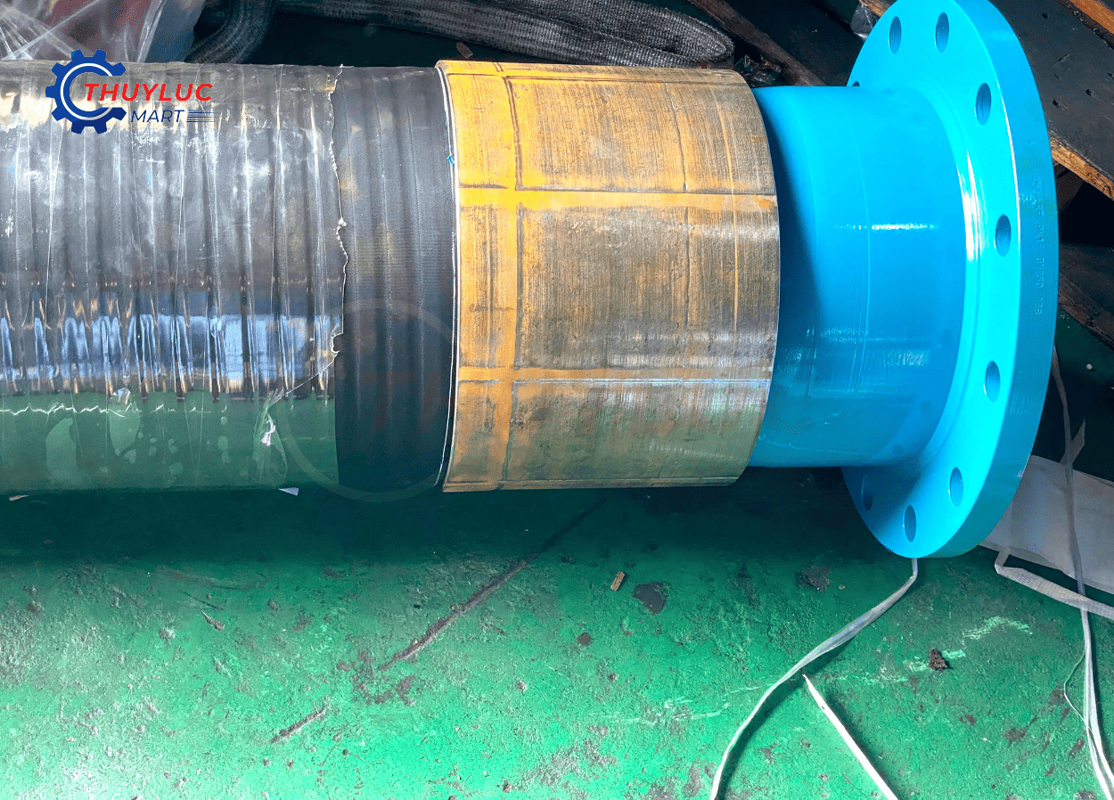 Đầu bấm mặt bích PN16 bằng thép được lắp vào ống 10 inch trước khi ép bằng máy bấm ống cỡ đại