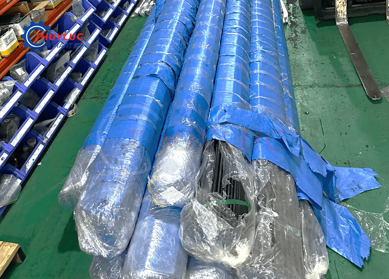 Ống thép đúc seamless bọc màng PE, dán nhãn kỹ thuật rõ ràng từng bó, đảm bảo truy xuất và kiểm soát chất lượng khi xuất kho