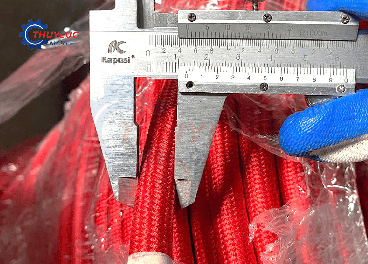 Kiểm tra đường kính ngoài ống teflon bọc bố vải bằng thước cặp kỹ thuật
