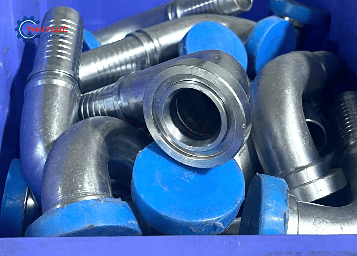 Đầu bấm cos thủy lực cong 90° dạng mặt bích lớn, có nắp chống bụi màu xanh, dùng trên ống áp cao.