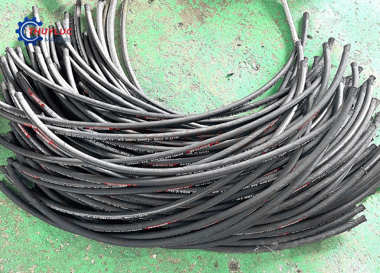 Ống mềm Sinopulse 2SN/R2AT dùng trong gia công bọc lưới inox – chuẩn bị cắt và bấm đầu theo bản vẽ kỹ thuật của khách hàng.