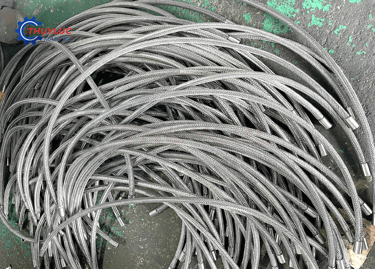 Lưới inox 304 bọc ống mềm tại Thủy Lực Mart – gia công đồng đều, siết chặt chân lưới và kiểm tra test áp trước khi đóng gói