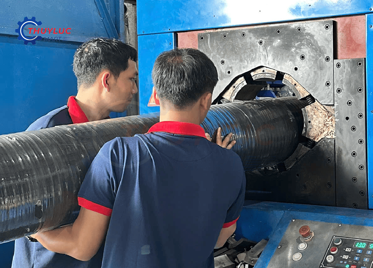 Kỹ thuật viên đưa ống 10 inch vào máy bấm ống cỡ lớn để ép đầu mặt bích PN16