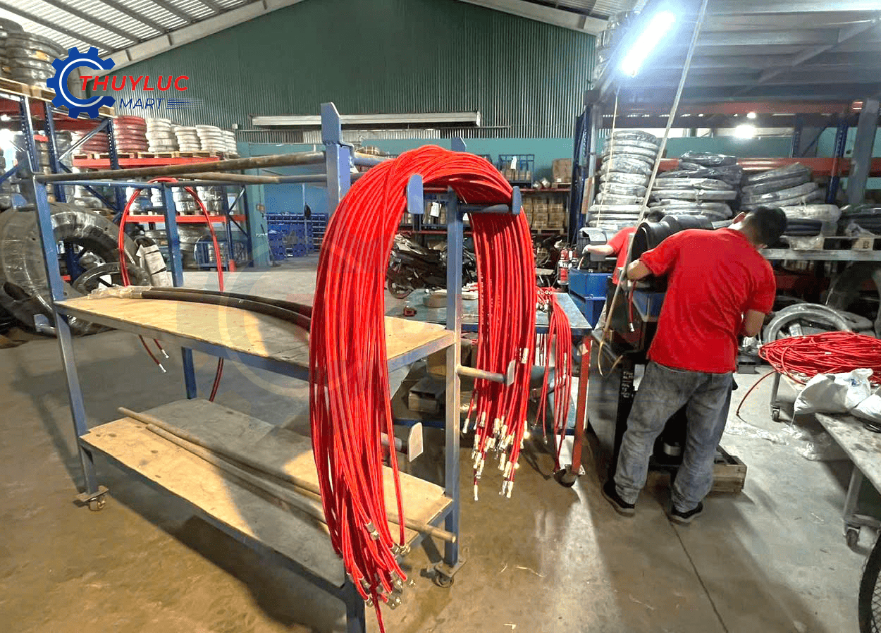 Ống teflon bọc bố vải đỏ đã bấm đầu ren, hoàn thiện theo yêu cầu kỹ thuật