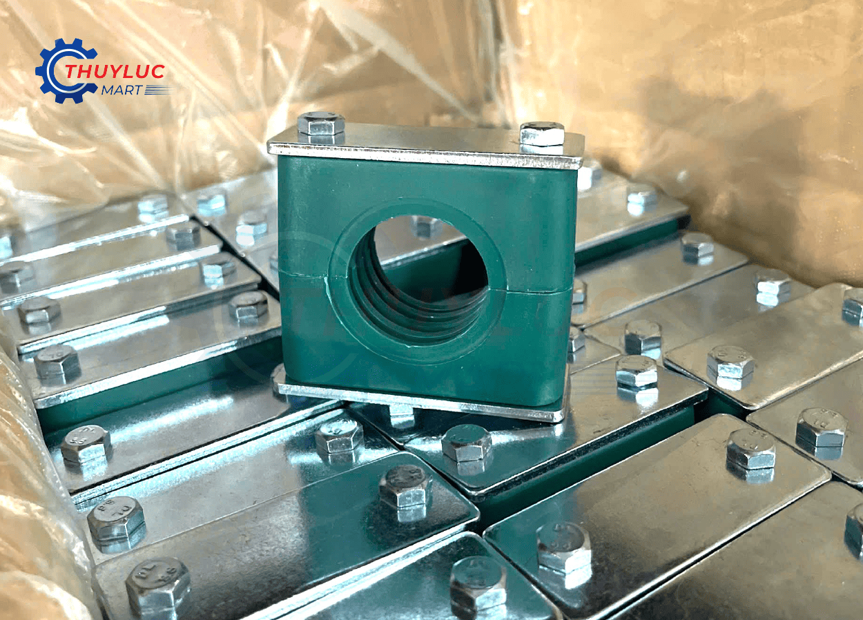 Kẹp ống nhựa loại nhẹ tiêu chuẩn DIN bản đế thép mạ hàng nhập kho mới