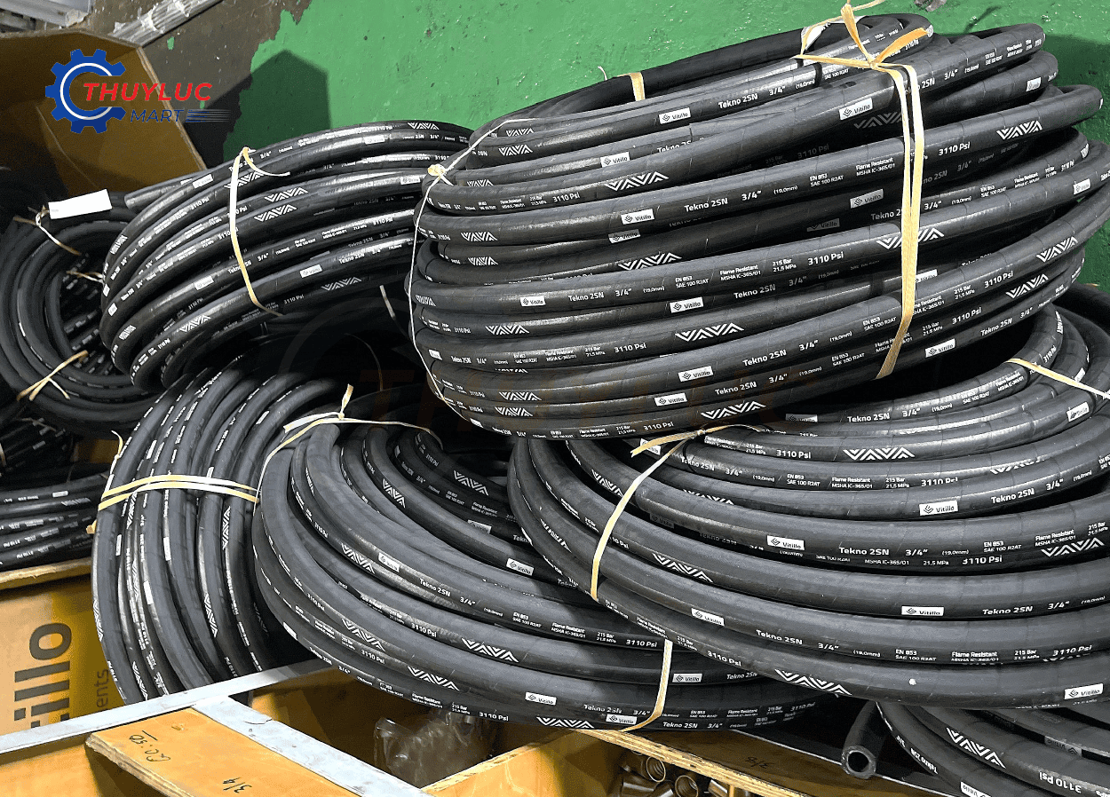 Cuộn ống thủy lực Vitillo Tekno 2SN chính hãng xếp chồng trong kho Thủy Lực Mart – hàng mới về 12/2025